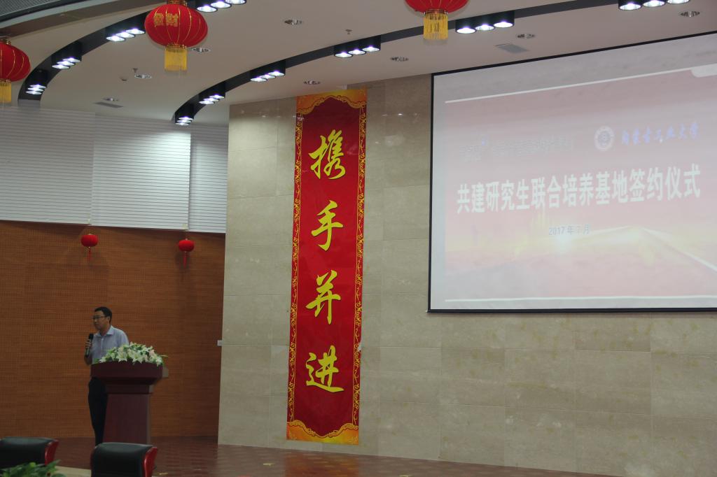 楠顶代表校内导师讲话